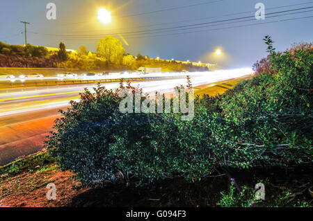 La navette du soir le trafic sur la route dangereuse humide Banque D'Images