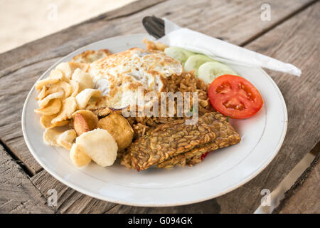Nasi Goreng traditionnel avec des oeufs frits et tempe Banque D'Images