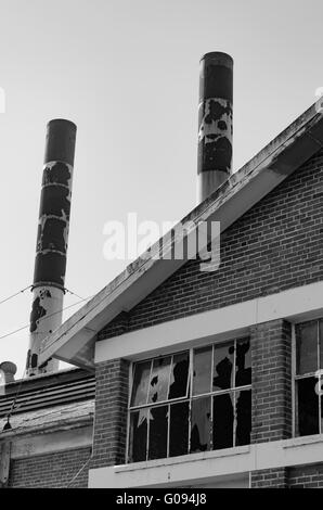 La rouille, la pourriture et l'écaillage de la peinture sur le maintenant fermé construit 1939 Peters Ice Cream factory dans les NSW, Australie Banque D'Images