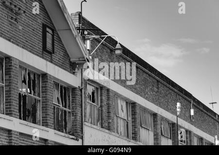 La rouille, la pourriture et l'écaillage de la peinture sur le maintenant fermé construit 1939 Peters Ice Cream factory dans les NSW, Australie Banque D'Images