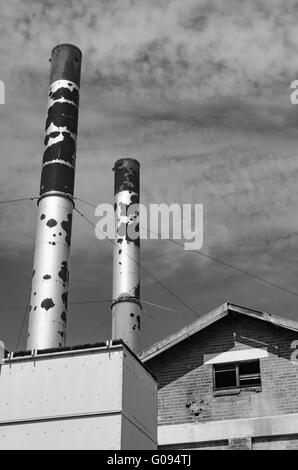 La rouille, la pourriture et l'écaillage de la peinture sur le maintenant fermé construit 1939 Peters Ice Cream factory dans les NSW, Australie Banque D'Images