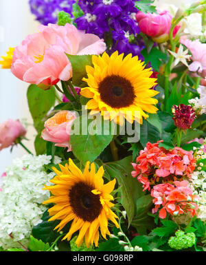 Bouquet lumineux multicolore de fleurs faites de différents Banque D'Images