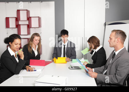 Les jeunes d'une réunion de l'équipe Entreprises Banque D'Images