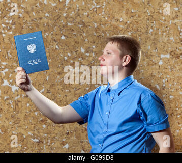 Avec le certificat d'écolier à propos de l'achèvement de Banque D'Images