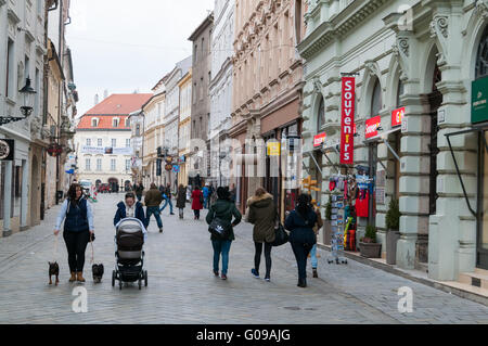 Balades dans la vieille ville les habitants de Bratislava, Slovaquie Banque D'Images