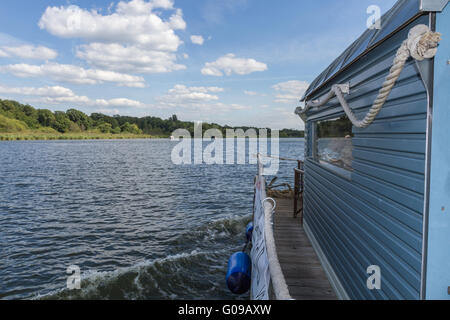 Un flotteur sur la rivière Havel en Allemagne de l'Est Banque D'Images