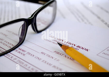 Close up d'un crayon et quelques verres sur un cahier d'examen Banque D'Images