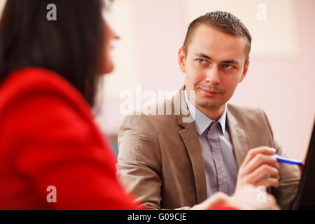 Smiling businessman consulting avec un collègue Banque D'Images