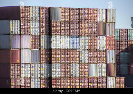 Pile de conteneur dans le port de Rotterdam Banque D'Images