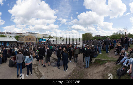 Les jeunes dans le parc bondé mayday sur /1. mai à Berlin, Allemagne Banque D'Images