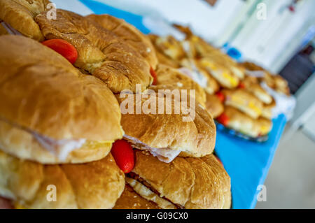 Plateau de sandwichs assortis avec viande et légumes Banque D'Images