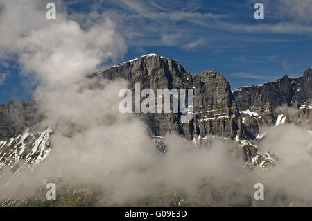 Laeckistock nuages autour de Mt dans les Alpes Glaronaises Banque D'Images