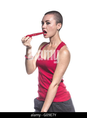 Woman eating chili pepper sur fond blanc Banque D'Images