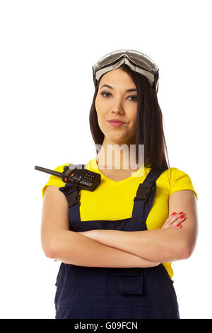 Femme sérieuse construction worker parlant avec un talkie walkie Banque D'Images