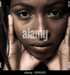 Modèle féminin sombre à troubeled Banque D'Images