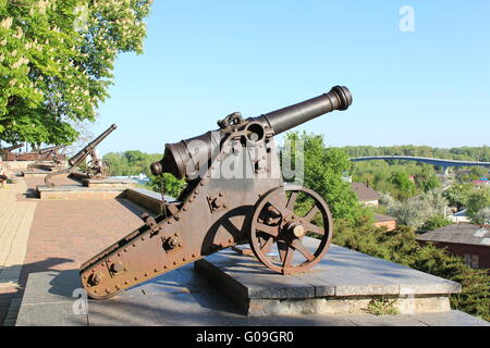 Vieux canons debout dans Central Park de Tchernigov Banque D'Images