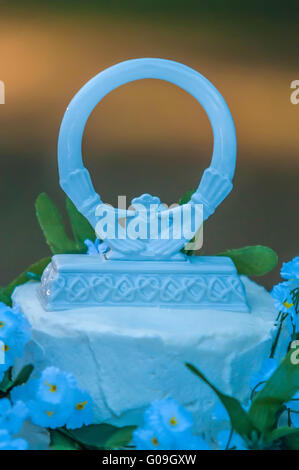 Closeup détail de gâteau de mariage blanc à la réception Banque D'Images