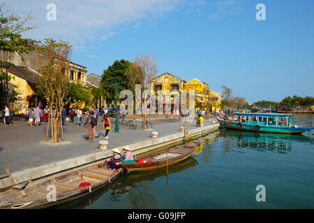 HOI AN, VIET NAM, groupe de personnes, de la vieille ville de Hoian voyage country heritage, traveller avec bateau à rames sur la rivière Hoai, Vietnam Banque D'Images