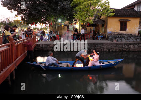 HOI AN, VIET NAM- Feb 17, 2016 : Groupe de personnes de la vieille ville de Hoian voyage, la maison ancienne, le patrimoine de pays, row boat on river Banque D'Images