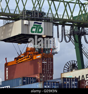 Port avec terminal à conteneurs, Dortmund, Allemagne. Banque D'Images