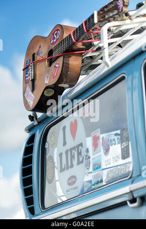 Guitare acoustique et j'aime la vie autocollant sur un camping-car Volkswagen VW VW à un spectacle. L'Angleterre Banque D'Images