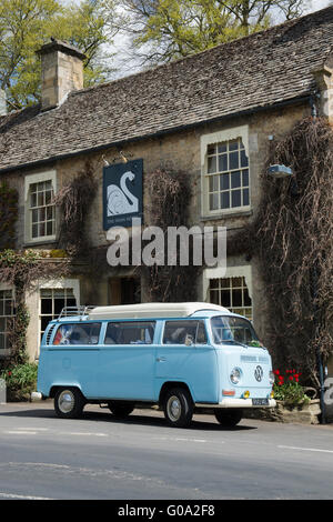 Campervan VW bleu stationné à l'extérieur de l'hôtel Swan en Bibury, Cotswolds, Gloucestershire, Angleterre Banque D'Images