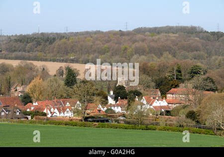 Le Buckinghamshire - Chiltern Hills - Crassier village - abritée par woode hills - tour de l'église - cottages - début du printemps Banque D'Images