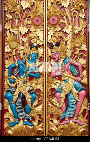 Porte en bois sculpté Pura Ulun Danu Bratan temple bouddhiste hindouiste Indonésie Bali Bedugul Banque D'Images