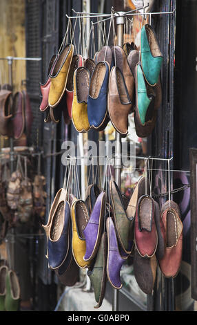 Vente de chaussures traditionnels turcs dans la rue Banque D'Images