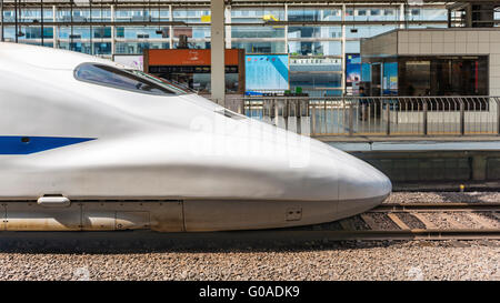 Le nez d'un Japon Shinkansen, le train des chemins de fer en gare de Kyoto Banque D'Images