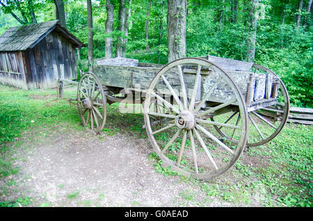 Edwin B. Historique Mabry Mabry Mill (moulin) dans les régions rurales de Virginie Le Blue Ridge Parkway et la réflexion sur l'étang en été Banque D'Images