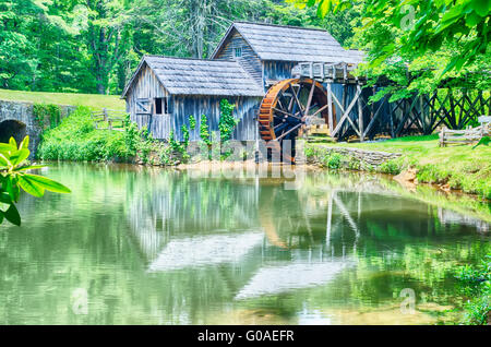 Edwin B. Historique Mabry Mabry Mill (moulin) dans les régions rurales de Virginie Le Blue Ridge Parkway et la réflexion sur l'étang en été Banque D'Images