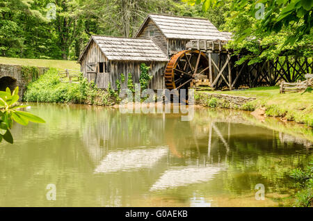 Edwin B. Historique Mabry Mabry Mill (moulin) dans les régions rurales de Virginie Le Blue Ridge Parkway et la réflexion sur l'étang en été Banque D'Images