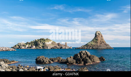 Une mer et l'île Lachea, pile caractéristiques géologiques à Acitrezza (Sicile) Banque D'Images