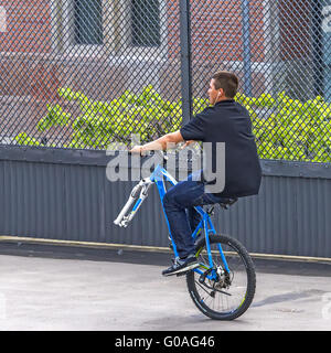 Faire du vélo avec une roue Copenhagen Danemark Banque D'Images