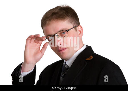 Jeune homme séduisant en costume noir et lunettes smiling isolated on white Banque D'Images