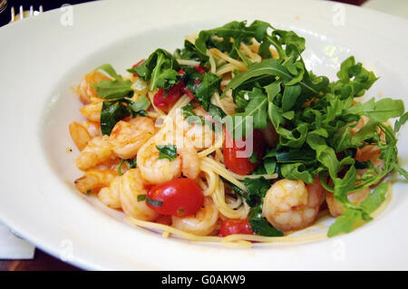 Spaghetti aux crevettes et tomates Banque D'Images