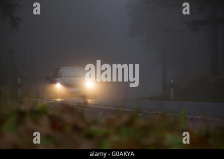 Brouillard et l'obscurité sur la route d'automne. Banque D'Images