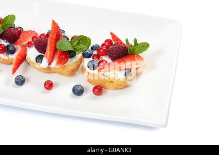 Profiteroles Petits fruits fraises et bleuets cassis , Banque D'Images