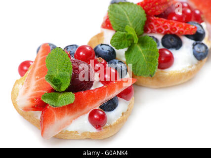 Profiteroles Petits fruits fraises et bleuets cassis , Banque D'Images