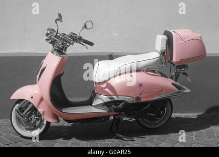 scooter rose Banque D'Images