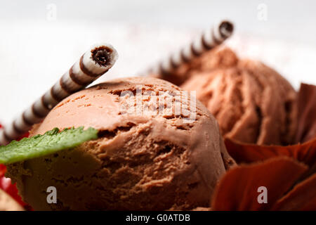 Glace au chocolat avec des biscuits gaufrette à rayures Banque D'Images