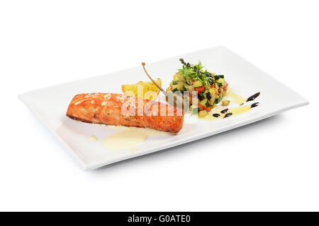 Filet de saumon et ratatouille de légumes isolated Banque D'Images
