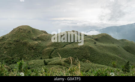 La vue du paysage de Mt. Qixing pic principal dans le parc national de Yangmingshan, Taiwan. Banque D'Images