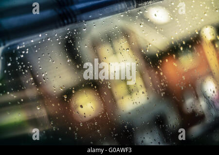 Gouttes de pluie sur un carreau de fenêtre Banque D'Images