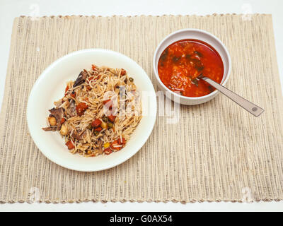 Soupe de tomates et riz frit Banque D'Images