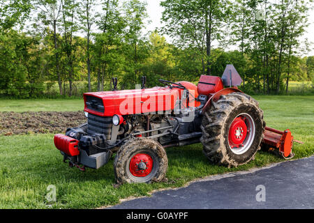 Tracteur rouge vif Banque D'Images