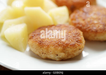 Galettes de poisson frit préparé avec des pommes de terre Banque D'Images