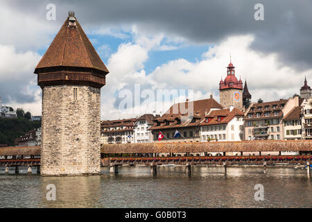 Vue sur la vieille ville de Lucerne, le pont de la chapelle, Suisse Banque D'Images