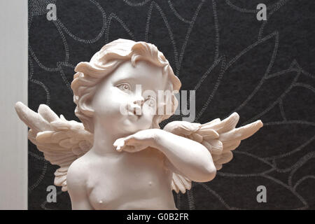 Haut du corps d'un ange blanc figure en face d'un d Banque D'Images
